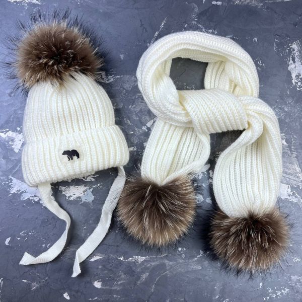 Зимовий в'язаний комплект дитячий молочний з натуральними бубонами KID BEWARM
