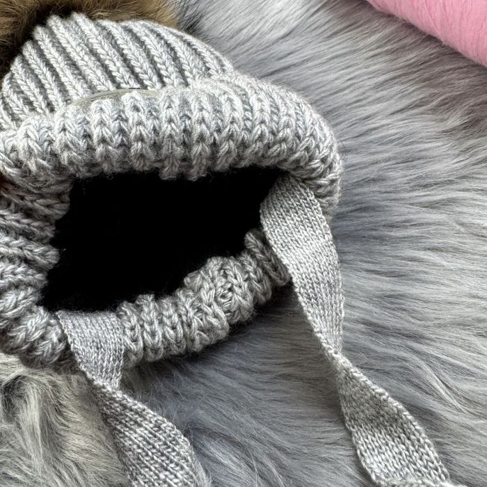 Зимовий в'язаний комплект дитячий сірий з натуральним бубоном KID BEWARM