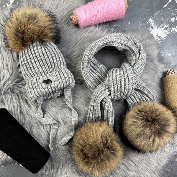 Зимовий в'язаний комплект дитячий сірий з натуральними бубонами KID BEWARM
