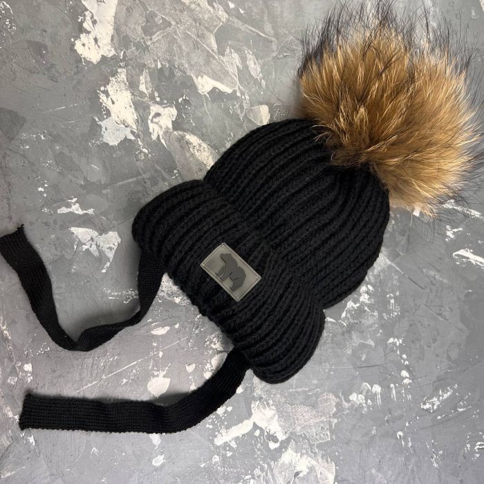 Зимова в'язана дитяча шапка чорна з натуральним бубоном KID BEWARM