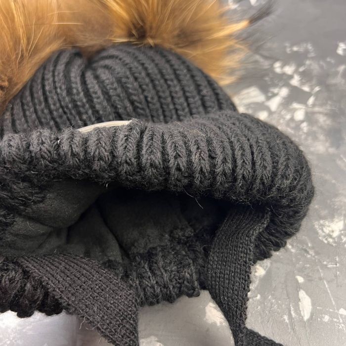 Зимова в'язана дитяча шапка чорна з натуральним бубоном KID BEWARM
