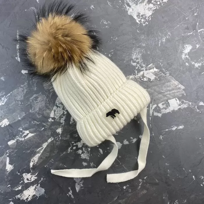 Зимова в'язана дитяча шапка молочна з натуральним бубоном KID BEWARM